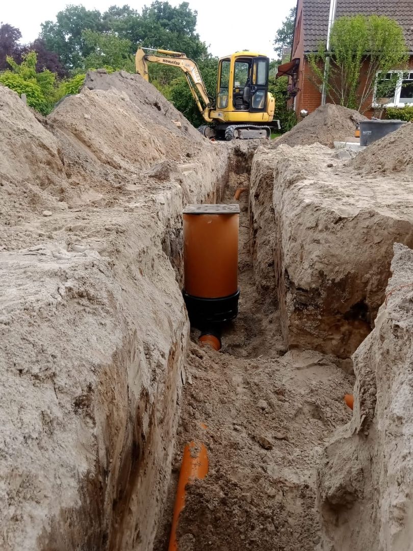 Baustelle für Kanalarbeiten mit Bagger und Graben